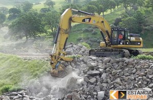 Demolição Remoção de Pedra com Escavadeira Hidráulica e Martelete (picão)