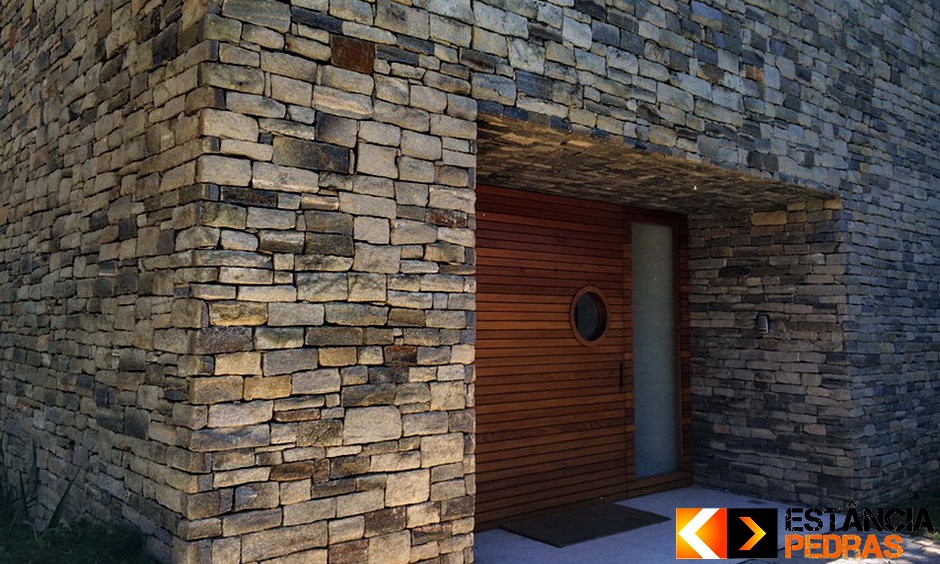Muros de pedra bruta exibem beleza, durabilidade e sofisticação