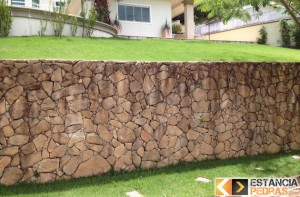 O muro de pedra, pedra em esfera pattren do rio