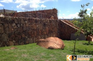 Muro de Pedra com Pedra Bolão