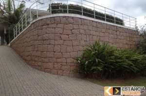 O muro de pedra, pedra em esfera pattren do rio