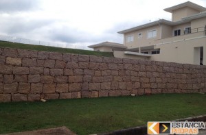 Projeto Roc2c em Benedita, Muro em pedra e calçada branca, …