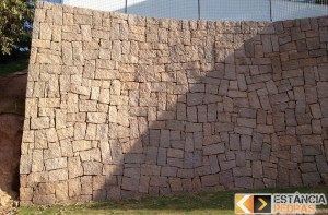 O muro de pedra, pedra em esfera pattren do rio