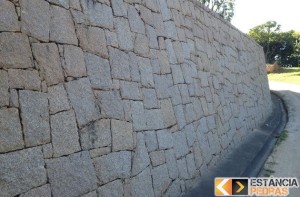 O muro de pedra, pedra em esfera pattren do rio