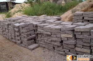 Muro feito de pedras redondas, preso com rede de arame de aço (gabião de  pedra de ferro)