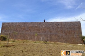 Muro de arrimo revestido com pedra Miracema, área total 60 metros