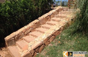 6. Muro pequeno de pedra do mato (moledo) com acabamento rustico, sendo  pedras boleadas nas laterais. Em cima foi feito um espaç…